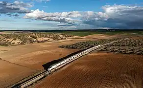 Le train Renfe série S-730 de la ligne LGV Lisbonne-Madrid entre Erustes et Montearagón dans la province de Tolède. Février 2023.