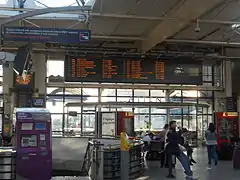 Vue du panneau indicateur de direction dans le hall.