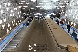 Particularité de la station avec des motifs lumineux sur les murs.