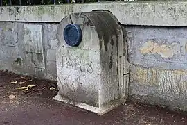 Ce repère de nivellement avenue de Joinville indique Paris à 4,7 kilomètres.