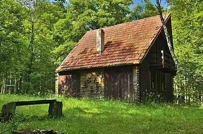Réplique d'un abri des partisans à Skály.