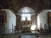 L'autel et le retable du chœur, le retable porte la date 1699.