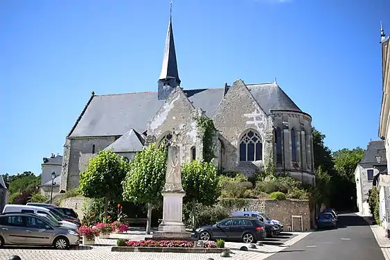 L'église Saint-Médard et le monument aux morts