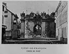 En porte de ville, le pont en arrière plan.