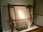 Métier à tisser vertical à pesons, utilisé en Islande jusqu'au XIXe&nbsp;siècle. Musée de Reykjavik