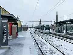 La station de Meyzieu Z.I. est à quatre voies. Les deux voies les plus au sud sont masquées par la rame Citadis du T3 qui quitte son terminus.Chaque quai de départ dispose de ses mobiliers urbains et automates de billetterie propres à sa ligne.