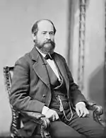 Une photographie d'un homme portant des vêtements formels du dix-neuvième siècle.