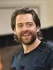 Richard Rankin interprète Roger Wakefield