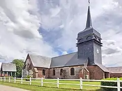 Le bâtiment suportant les cloches est à gauche du cliché.