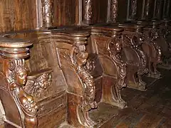 Quelques stalles du chœur des chanoines