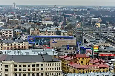 La gare à droite, au milieu le centre commercial Origo.