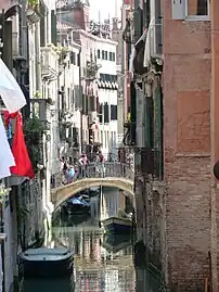 Ponte Santa Maria Mater Domini reliant le campo éponyme et le Ramo calle de la Regina.