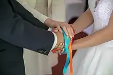 Les rubans sont liés aux mains des mariés