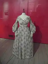 Robe en tissu imprimé (XVIIIe&nbsp;siècle).