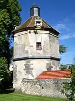 Le colombier est antérieur au château, il date du milieu du XVIe&nbsp;siècle.