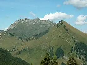 La pointe d'Uble devant le roc d'Enfer.