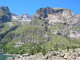 Le Rochail, à gauche, vu depuis le lac Lauvitel