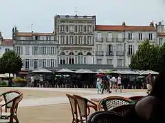 La place Colbert à Rochefort, cœur historique de la ville.
