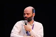 Homme barbu tenant un microphone