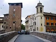 A gauche, la Tour, sur l'île Tibérine