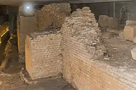 Mur externe et contreforts.