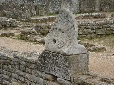 Mascaron de thermes romains à Glanum.