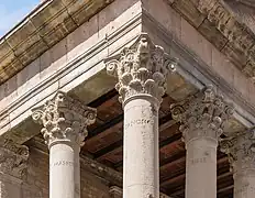 Détail des chapiteaux de la façade.