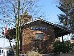 Halle aux marchandises accolée à la gare.