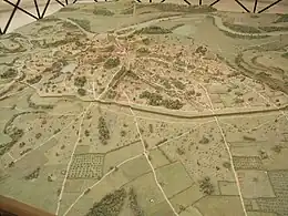 Photographie en couleurs d'une maquette représentant une ville entourée d'une muraille.