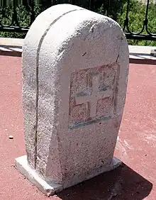 Côté nord, à Roquestéron : la croix de la maison de Savoie.