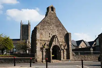 Vestige de l'église Saint-Cronan et clocher de l'actuelle paroisse anglicane.