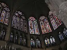 Exemple très précoce de claire-voie, le triforium du chœur de la cathédrale de Troyes est ajouré par un remplage correspondant percé dans le mur de fond vers le milieu du XIIIe&nbsp;siècle.