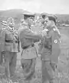 Le lieutenant-général SS Erwin Rösener remettant des médailles à des soldats slovènes de la Garde nationale vers 1944.