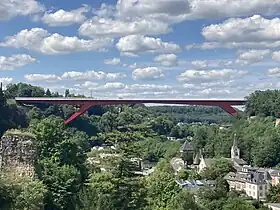 Le pont relie le Kirchberg (à droite) au Limpertsberg (à gauche).