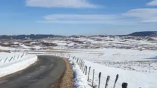 La route serpente sur le plateau.