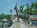 Statue de chèvre devant la mairie du Rove.
