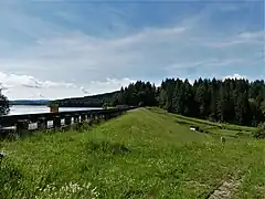 La partie aval du barrage.