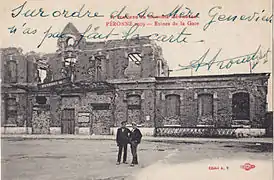 Carte postale ancienne montrant le second bâtiment voyageurs, partiellement ruiné.