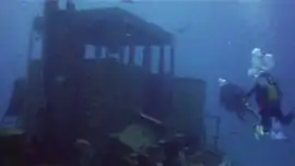 Deux plongeurs autour de la passerelle