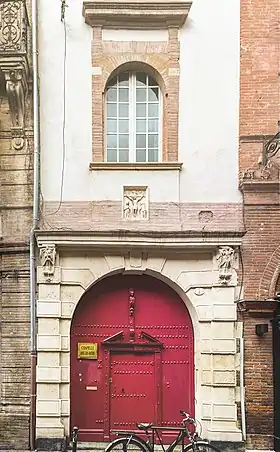 La porte de la chapelle.