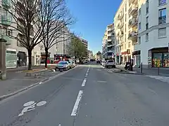 La rue en avril 2022 en direction de l'église.