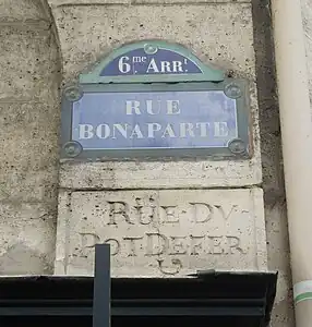 Ancienne inscription «&nbsp;rue du Pot de fer&nbsp;» en dessous de la plaque moderne.