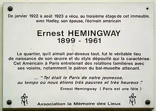 Plaque fixée sur la façade du no&nbsp;74.