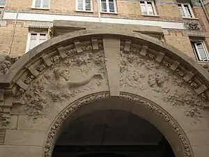 Bas-relief situé au-dessus de l'entrée principale.