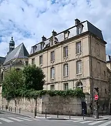 No&nbsp;30 : le presbytère de l'église Saint-Étienne-du-Mont, ancien hôtel de Louis d'Orléans, dit le Pieux.