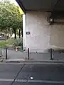 L'extrémité de la rue débouchant sur le boulevard de la Guyane, vue depuis la portion située sous le périphérique.