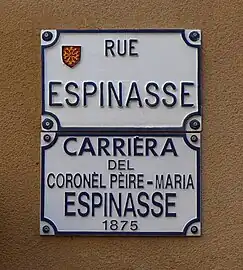Plaques de rue en français et en occitan.
