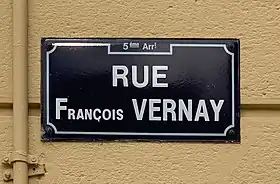 Voir la plaque.