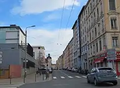 La partie est de la rue Hénon, à hauteur de l'Hôpital de la Croix-Rousse.
