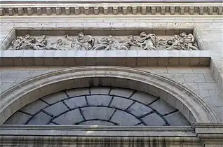 Frise sur la façade de la chapelle